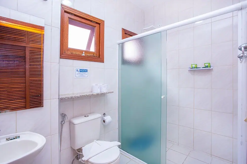 Banheiro do Apartamento com box e janela