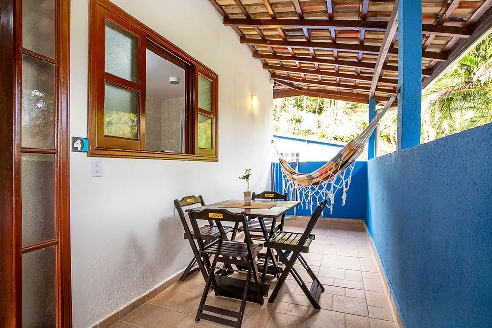Varanda do Apartamento com rede e mesa