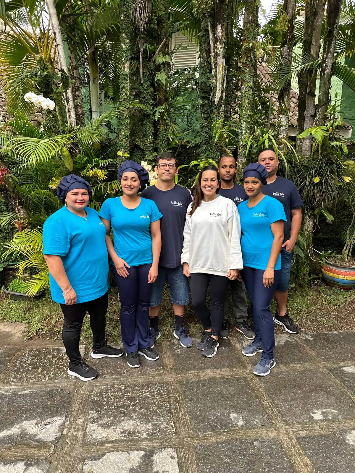 Equipe da Pousada Villa Blu reunida no jardim